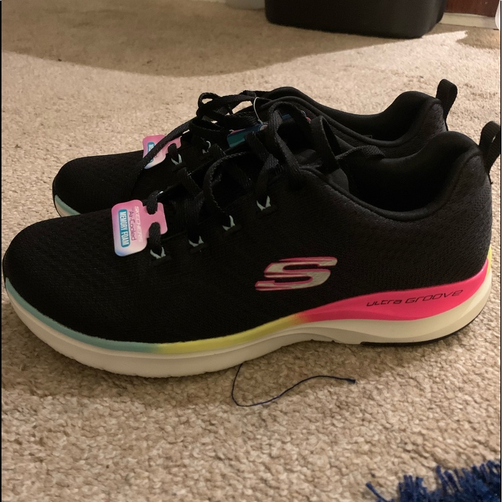 NWT Skechers Ultra Groove Memory Foam Air Cooled Sneaker